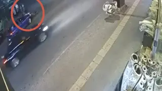 Bursa’da otomobil ile çarpışan motokurye yaralandı