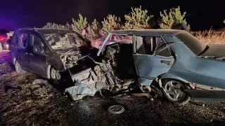 Otomobil ve hafif ticari araç çarpıştı: 1 ölü, 2 yaralı