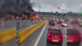 Bariyerlere çarpan otobüs alev alev yandı