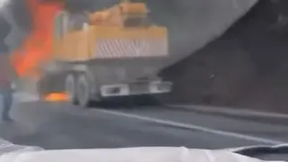 Seyir halindeki iş makinesi alev alev yandı