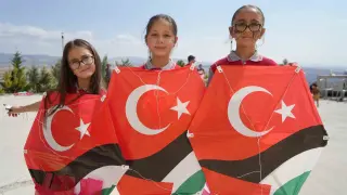 Uçurtmalar Filistinli yaşıtları için yükseldi