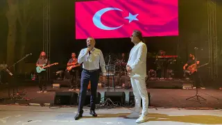Ünlü popçu Çelik Ayvalık’ı salladı
