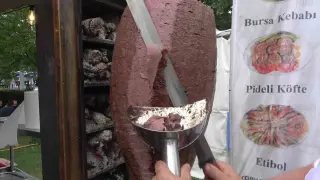 Üç metrelik tabakta Bursa kebabı ikramı