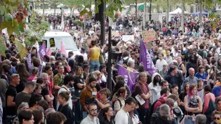 Paris’te binlerce kişi sokaklara döküldü