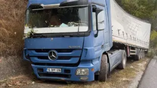 İnegöl’de şeker yüklü tır yağmur suyu kanalına uçtu