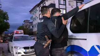 Ehliyet sınavında düzenekle yakalandı, gözaltına alındı