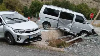 Gümüşhane’de minibüs ile otomobil çarpıştı: 4 yaralı