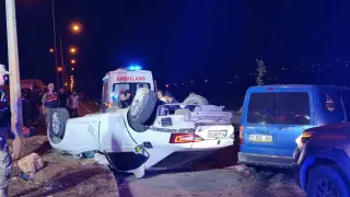 Takla atan otomobil 2 tır sürücüsünün üzerine uçtu