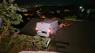 Sarıyer’de araç evin çatısına uçtu: 1 yaralı