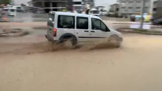 Besni’de sağanak yağış sele dönüştü