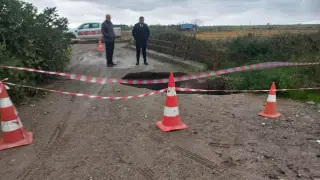 Biga’da sağanak yağışa dayanamayan yol çöktü