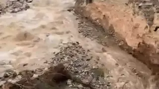 Derede heyelan anı kameraya yansıdı