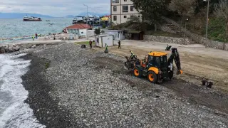 Büyükşehir ekiplerinden sahillerde temizlik çalışması