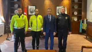 Yaralı genci yağmurdan koruyan polise başarı belgesi