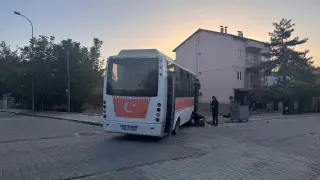 Uşak’ta midibüs ile otomobil çarpıştı: 4’ü çocuk 7 yaralı
