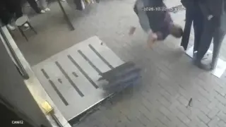 Kediyi kurtarmak isteyen eğitimci yere böyle çakıldı