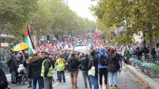 Paris’te 110 bin kişiden barışçıl yürüyüş