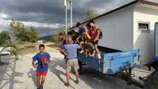 71 yaşında traktörüyle çocukları antrenmana taşıyor..