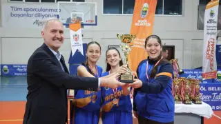 Sokak basketbolunda şampiyonlar kupalarını aldı