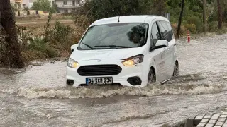 İncirliova’da yağış etkili oldu, yollar göle döndü