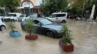 Çeşme’de şiddetli yağış hayatı olumsuz etkiledi