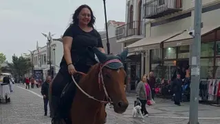 Edirne’de atıyla caddelerde gezen kadın ilgi odağı oldu