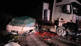 Tır ile kamyonet kafa kafaya çarpıştı: 2 ağır yaralı