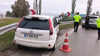 İnegöl’de otomobil bariyerlere çarptı: 1 yaralı