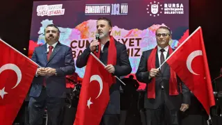 Yağmura rağmen Bursa’da Cumhuriyet coşkusu dinmedi