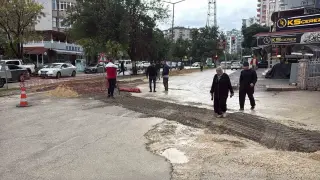 Adana’da şiddetli yağış sonrası yol çöktü