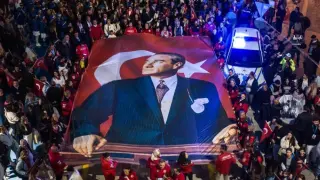 Kuşadası’nda 250 metrelik dev Türk bayrağı açıldı