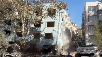 Altı katlı apartman yıkım sırasında çöktü