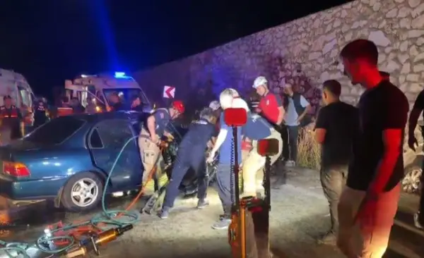 Bursa’da iki otomobil kafa kafaya çarpıştı: 5 yaralı, 2 ölü