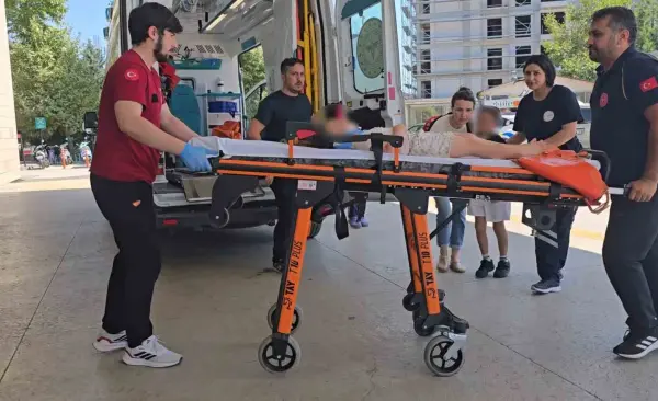 Otomobil motosikletle çarpıştı: 2’si çocuk 3 yaralı