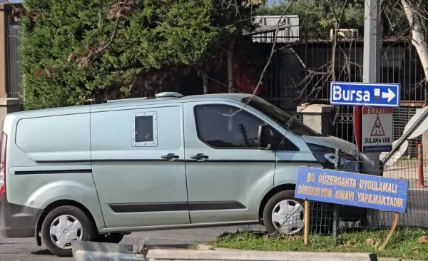 Mudanya’da zırhlı banka aracı elektrik direğine çarptı