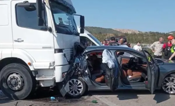 Kamyonet otomobile çarptı, yaşlı kadın hayatını kaybetti