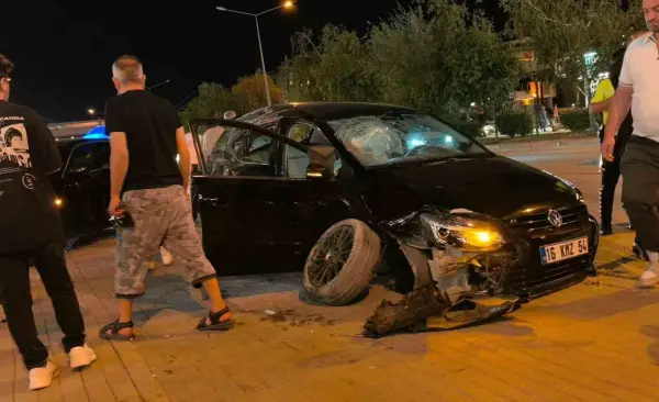 Kontrolden çıkan araç iki otomobile çarptı: 2 yaralı
