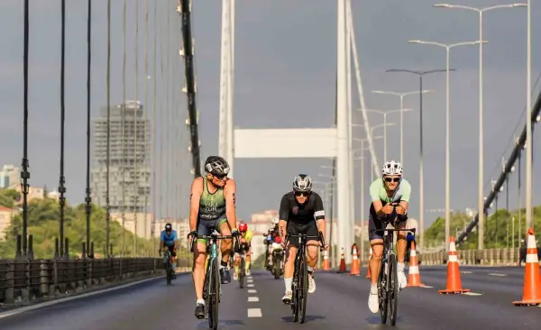 Dünyanın ilk ve tek triatlon heyecanı İstanbul’da yaşandı