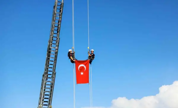Türk bayrağı metrelerce yükseklikten indirildi