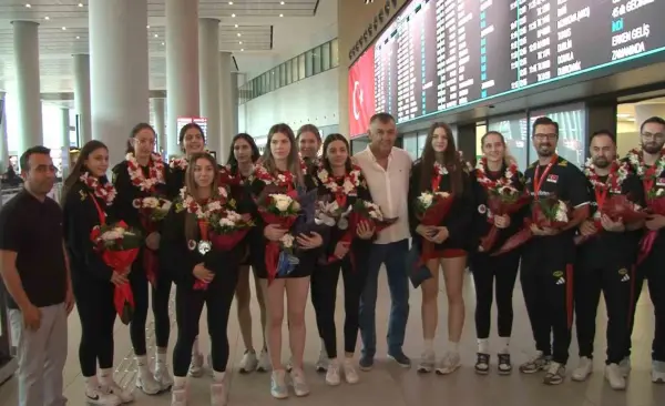 U17 Kız Voleybol Milli Takımı çiçeklerle karşılandı