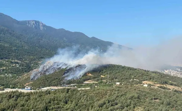 Uludağ’ın eteklerindeki yangına helikopterlerle müdahale