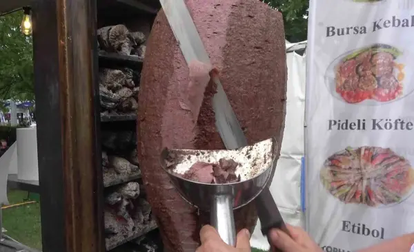 Üç metrelik tabakta Bursa kebabı ikramı