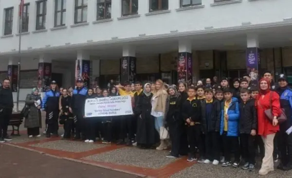 Bursa’da polisten öğrencilere tiyatro sürprizi