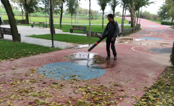 Büyükşehir’den park ve bahçelere düzenli bakım
