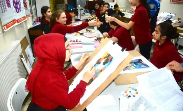 Resim kursunu tamamlayan 20 öğrenci sertifikalarını aldı