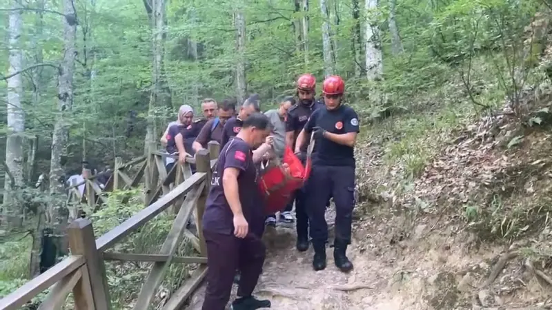 Şelaleden düşen kadın, kurtarıldı