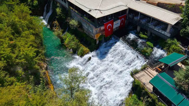 Çırçır Şelalesi turkuaz rengiyle dikkat çekiyor