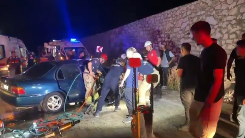 Bursa’da iki otomobil kafa kafaya çarpıştı: 5 yaralı, 2 ölü
