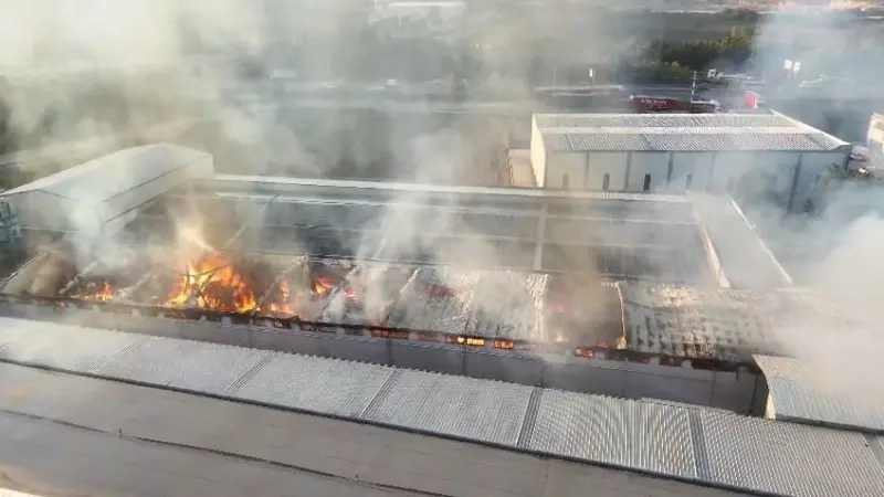 Bursa’da mobilya fabrikasında büyük yangın