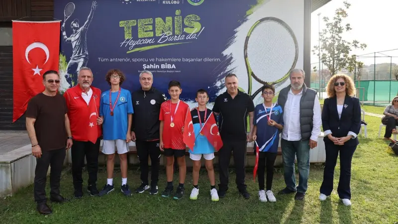 Cumhuriyet coşkusu tenis kortlarına taşındı